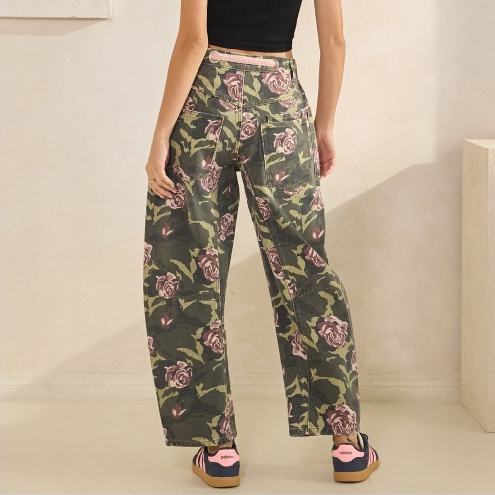 NWT Veveret Camo Floral Barrel Jeans - Picture 2 of 9